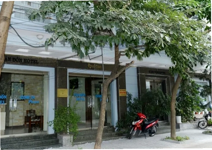 Phòng nghỉ sang trọng tại Chương Mỹ Riverside Hotel với view sông