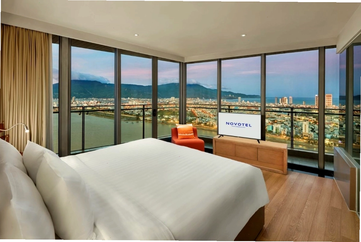 Phòng nghỉ sang trọng tại Novotel Danang Premier Han River với ban công hướng ra sông Hàn