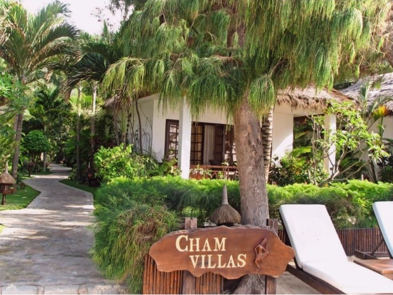 Phòng nghỉ tại Cham Villas Resort với ban công riêng và tầm nhìn thoáng đãng