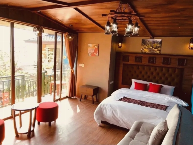 Phòng nghỉ tại Eco Palm House Sapa với ban công nhìn ra núi