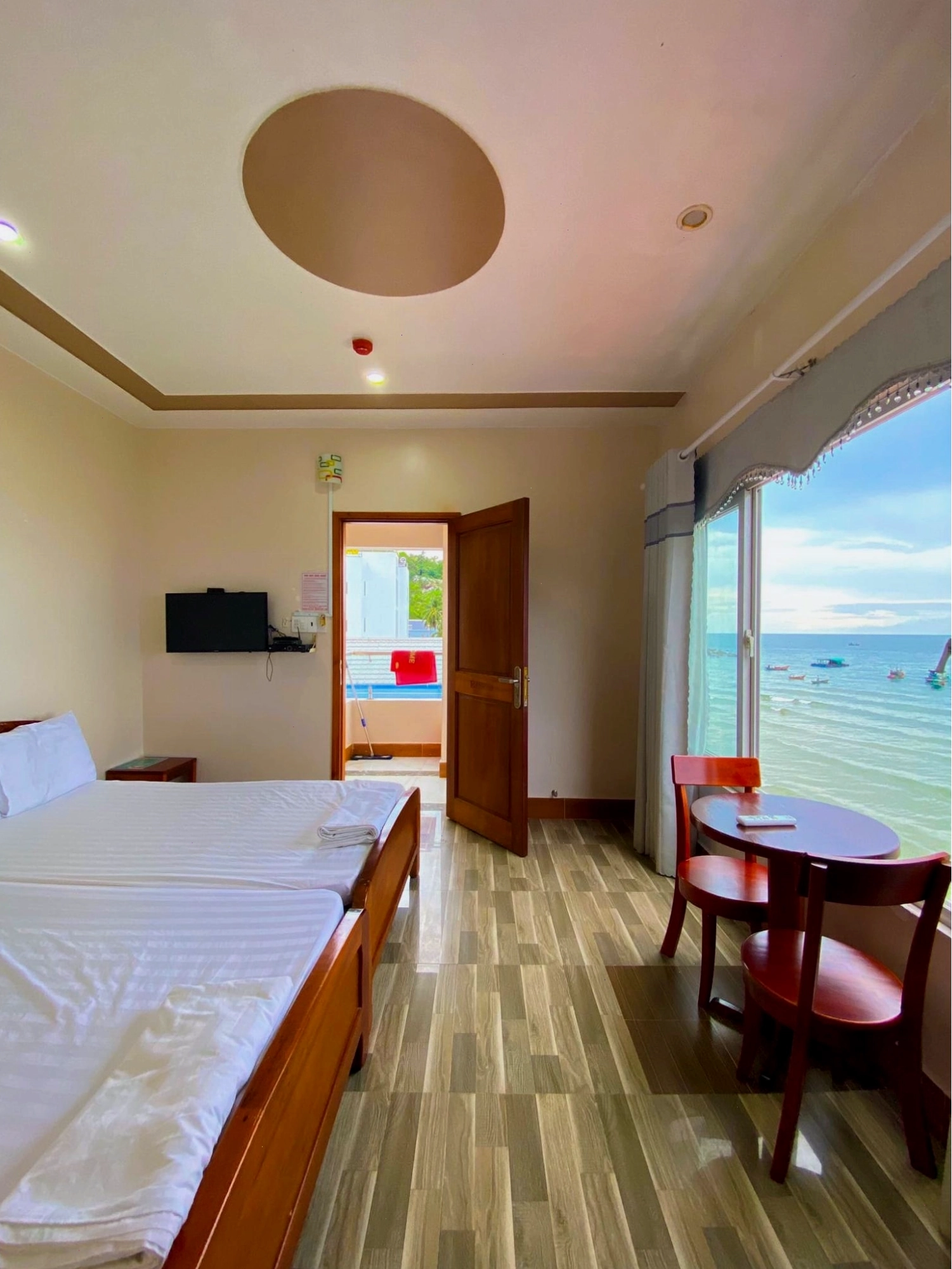 Phòng nghỉ tại Hotel Lại Sơn với cửa sổ nhìn thẳng ra biển