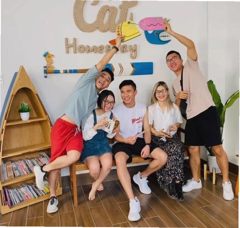 Phòng nghỉ tại Oh Homestay Quy Nhơn với cửa kính lớn nhìn ra biển