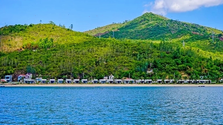 Phòng nghỉ tại Quê Tôi Village Resort với thiết kế hiện đại