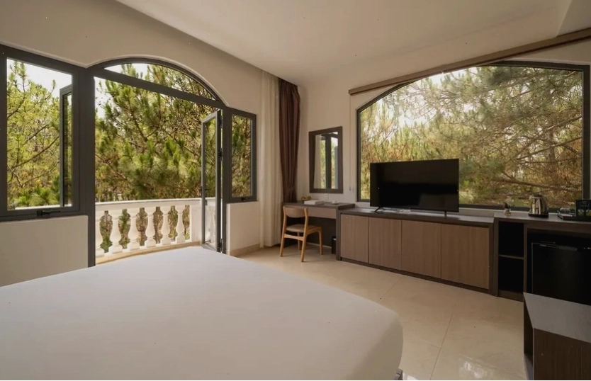 Phòng nghỉ tại Rừng Lá Kim Resort với nội thất tiện nghi