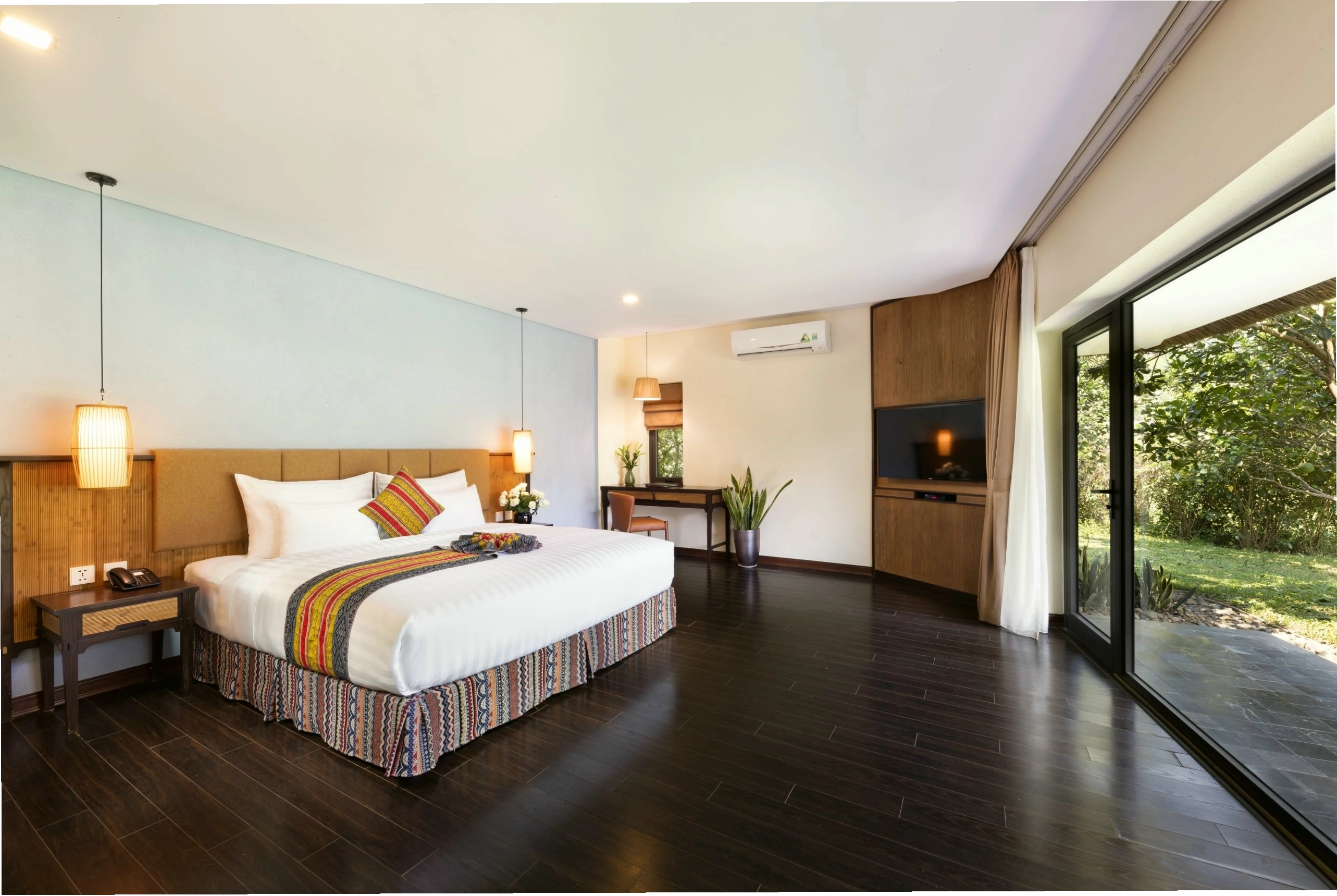 Phòng ngủ ấm cúng tại Garden Villa Serena Resort Kim Bôi