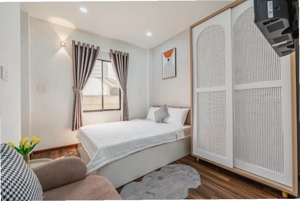 Phòng ngủ ấm cúng với giường nệm êm ái, trang trí tối giản nhưng tinh tế