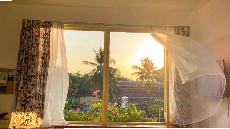 Phòng ngủ có cửa sổ lớn ngắm cảnh