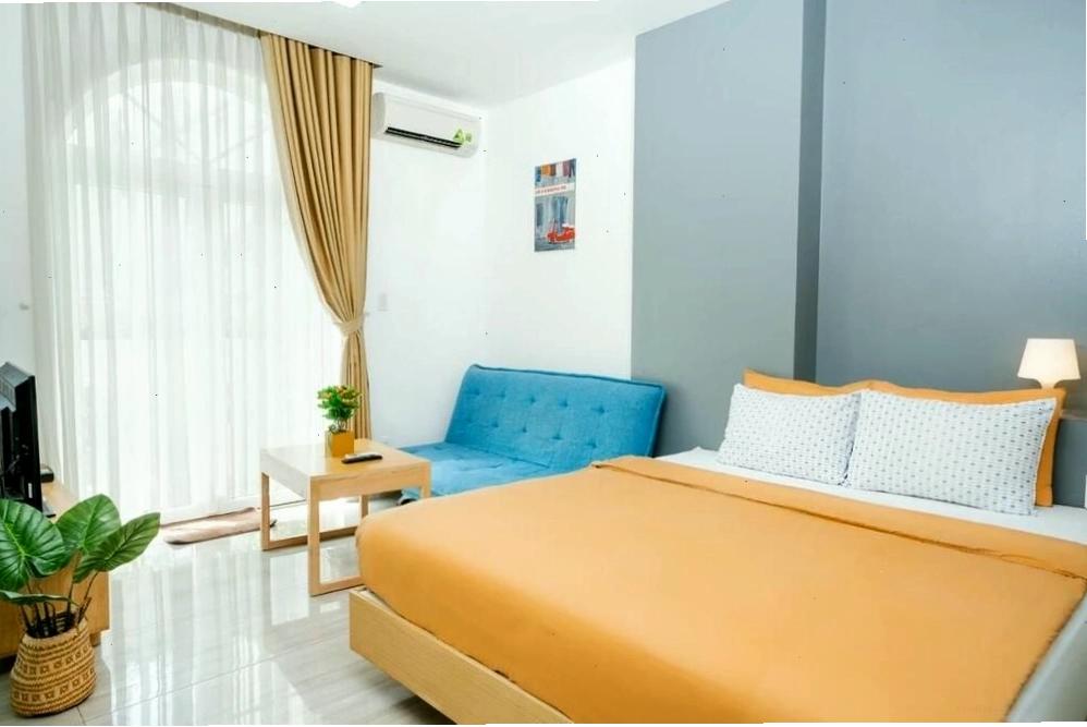 Phòng ngủ sạch sẽ, có cửa sổ lớn đón nắng, trao đổi không khí