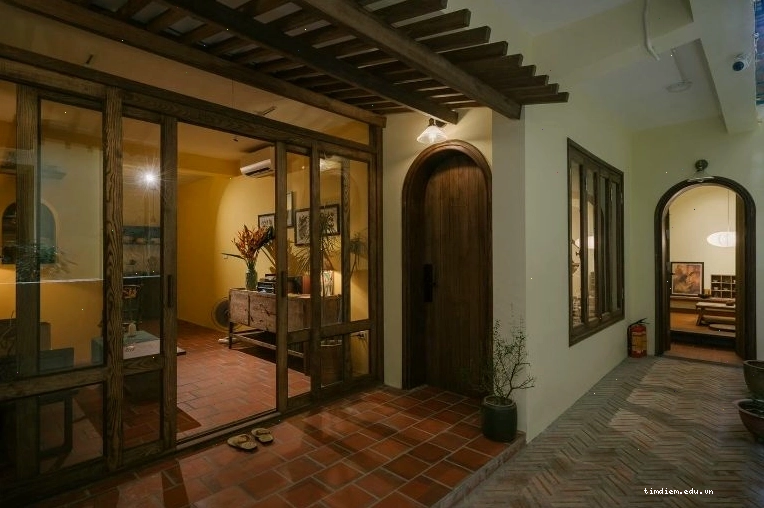Phòng ngủ tại Mei Hideaway được thiết kế với tông màu nhẹ nhàng, không gian mở đón ánh sáng tự nhiên