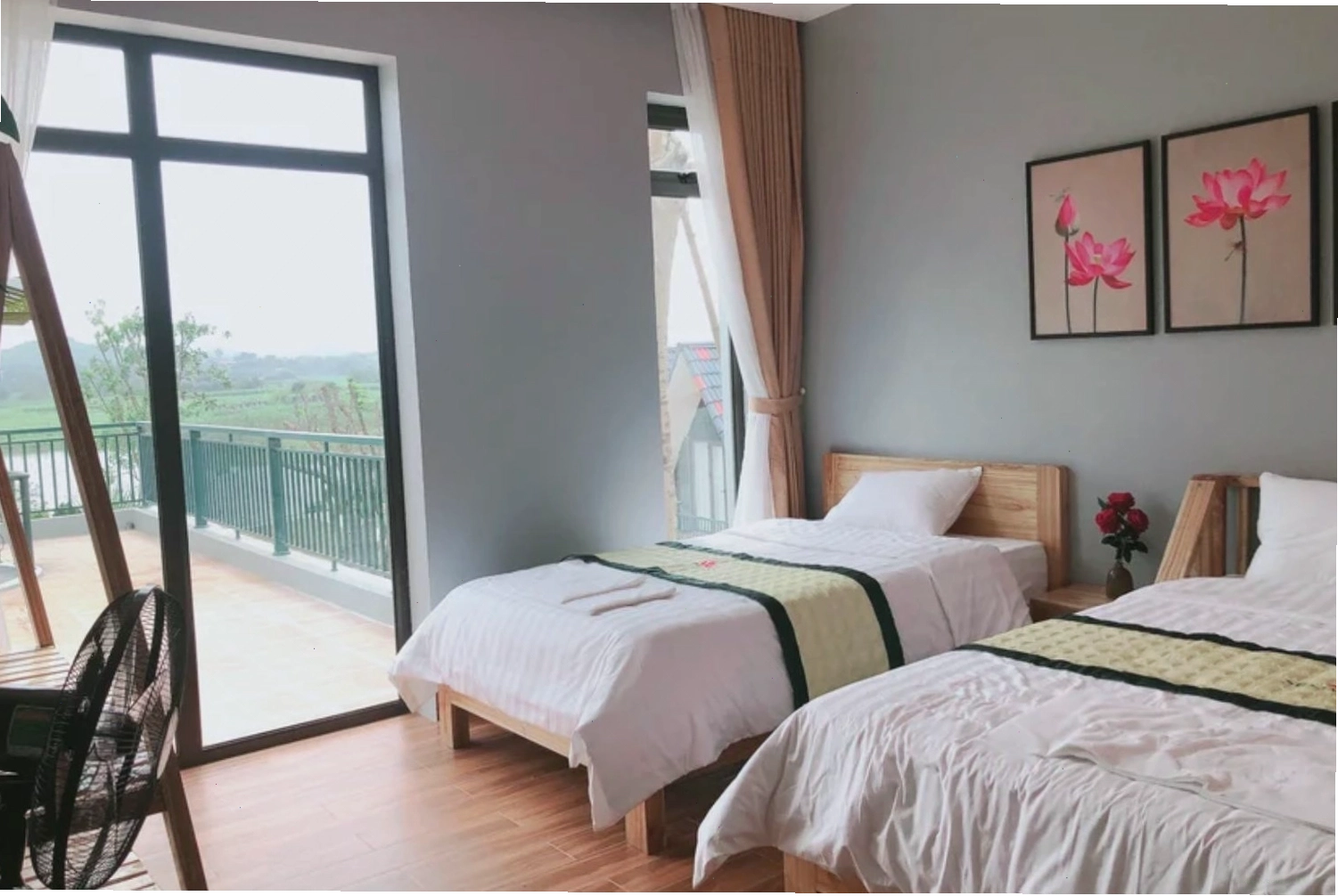 Phòng ngủ tại Sen Villa 18 nhìn ra không gian bên ngoài