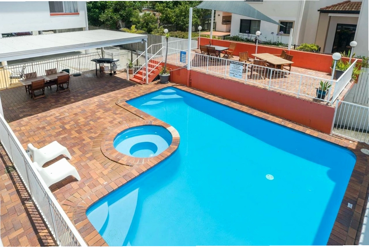 Phòng ngủ tại Sunshine Beach Resort đơn giản nhưng tinh tế