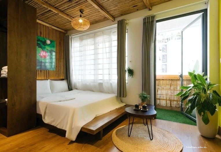 Phòng ngủ tại The Autumn homestay được trang bị nội thất tiện nghi và tủ lạnh mini