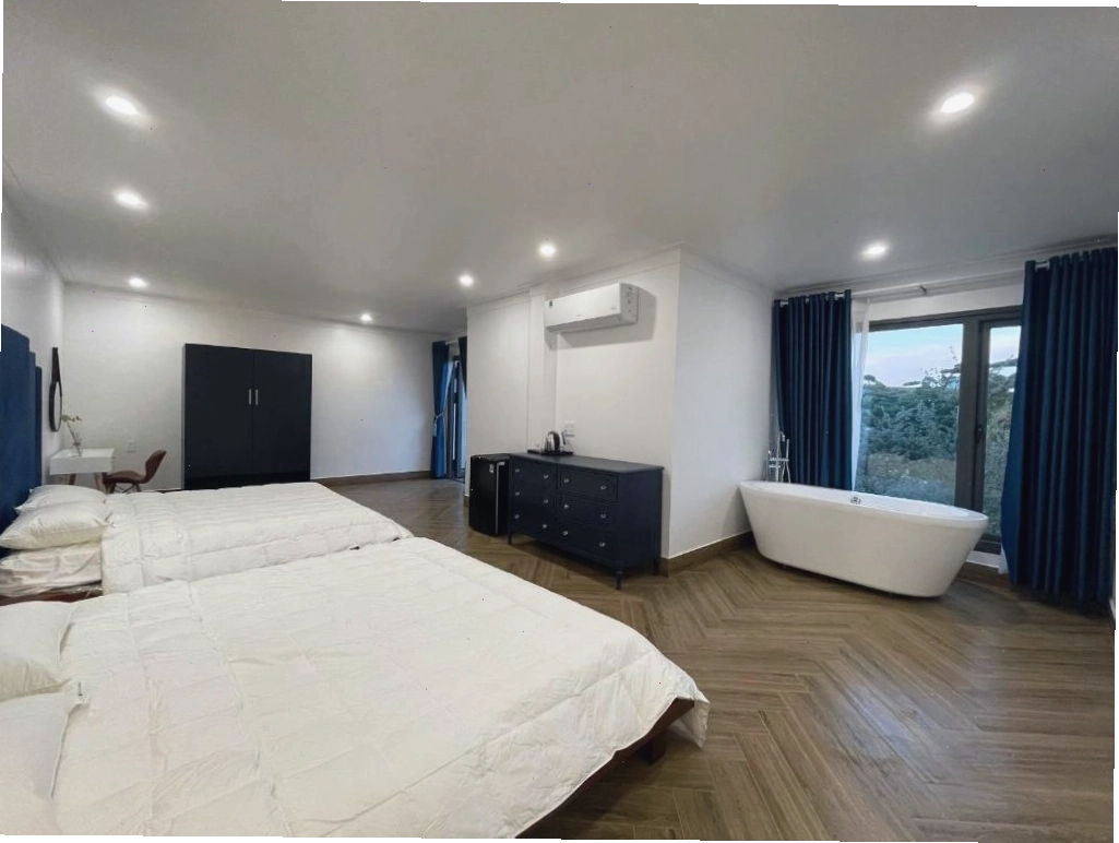 Phòng ngủ tại Trang Homestay Bảo Lộc với nội thất gỗ ấm cúng