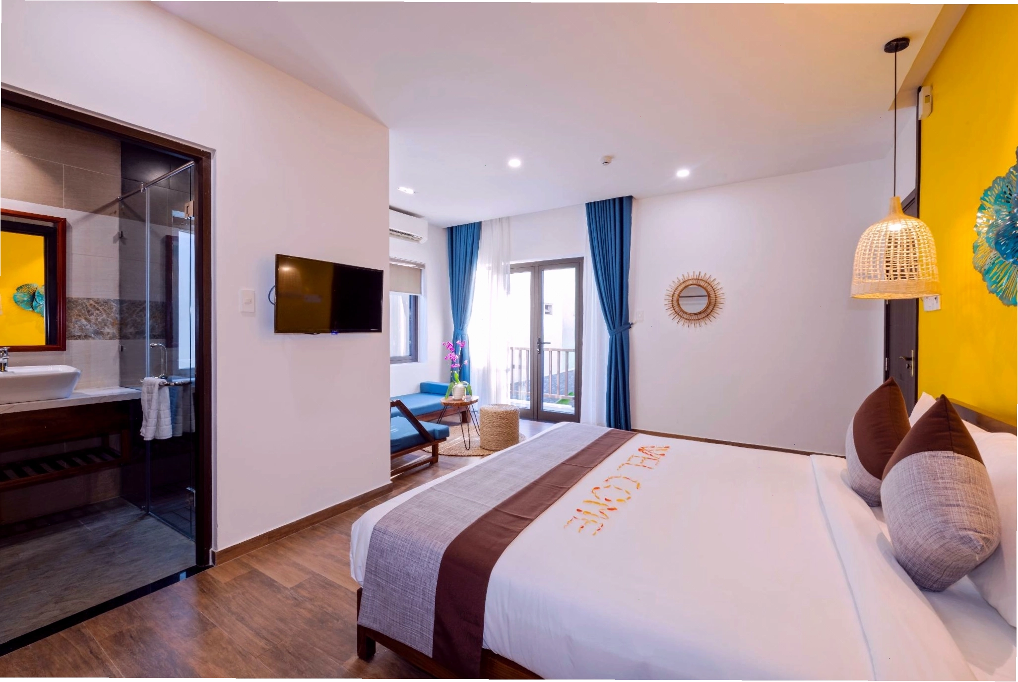 Phòng ngủ tiện nghi tại December Hoi An Villa