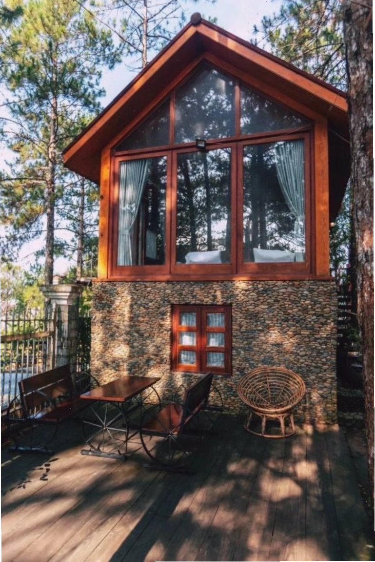 Phòng ngủ và phòng tắm tại homestay có view nhìn ra hồ
