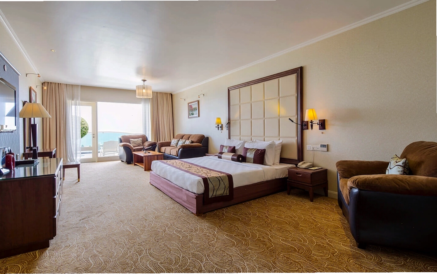Phòng Premium Deluxe King tại Sea Links Beach Resort với nội thất cao cấp