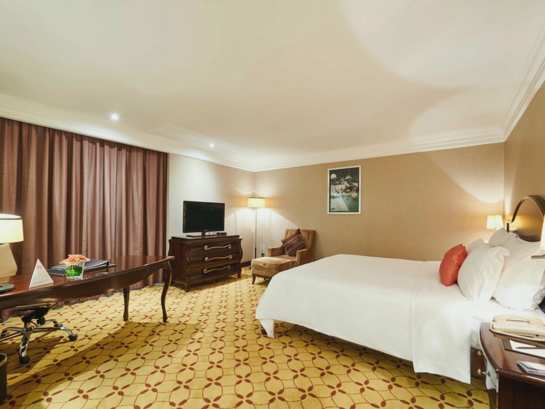 Phòng Premium Deluxe với giường cỡ lớn, TV và bàn làm việc tại Eastin Grand Hotel Saigon