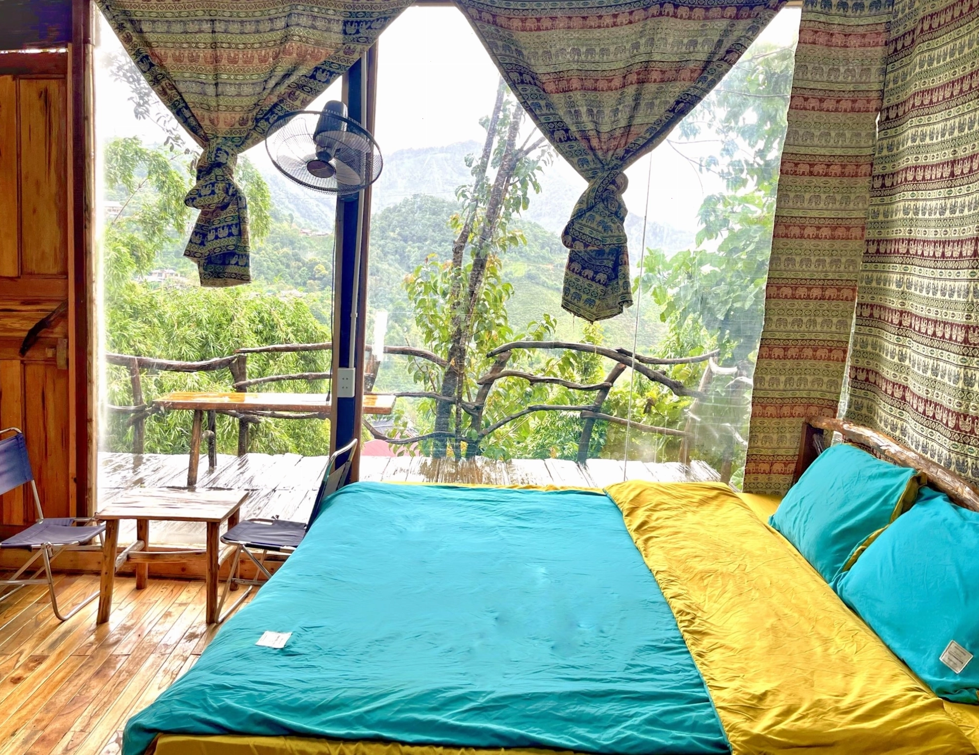Phòng Romantic tại Mando Homestay 1 với giường đôi và view nhìn ra núi