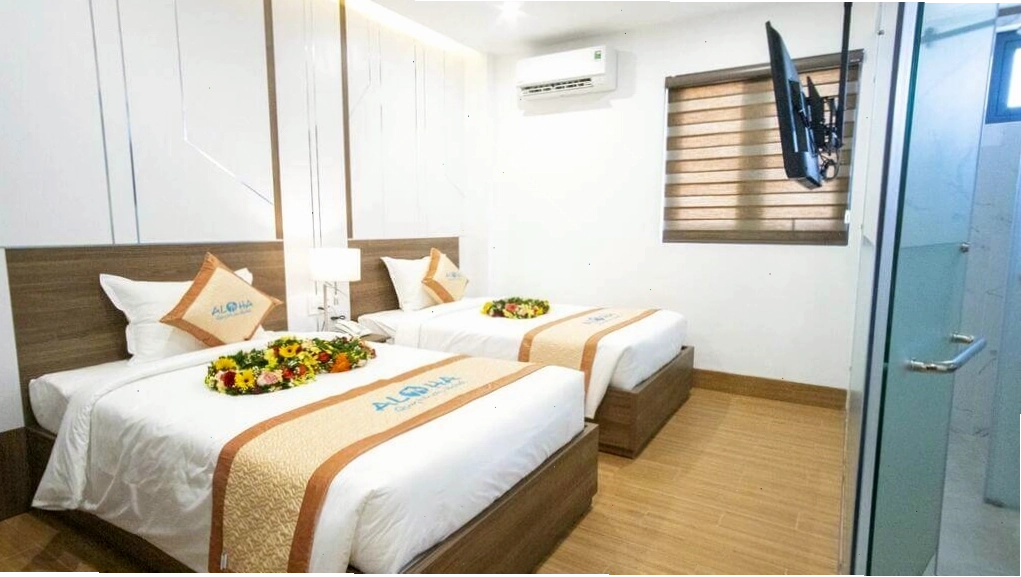 Phòng Standard Twin tại Khách sạn Aloha Quy Nhơn với hai giường đơn sạch sẽ