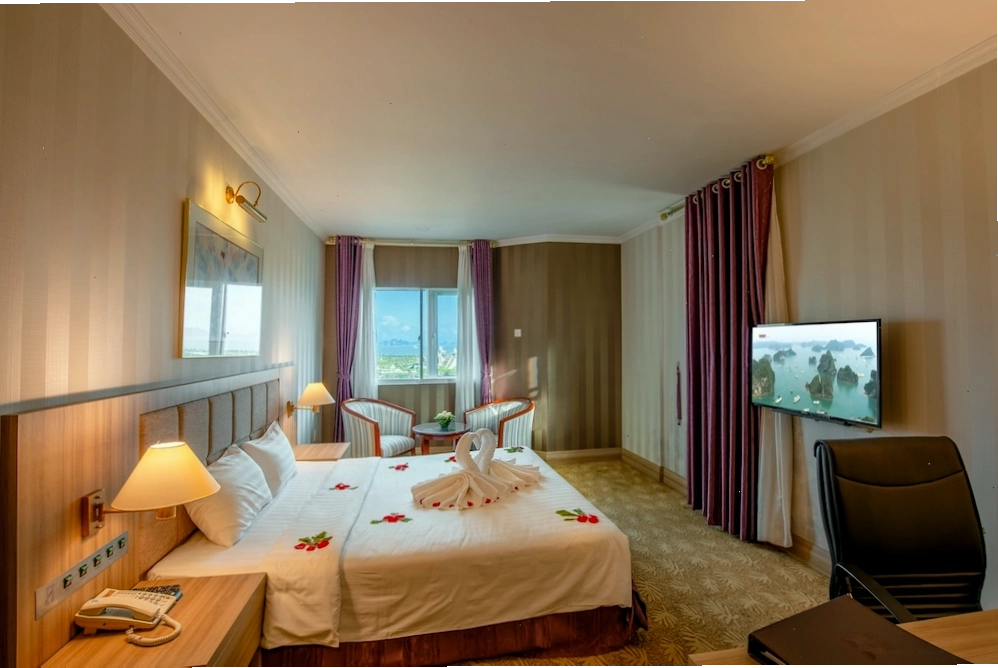 Phòng Suite tại Khách sạn Heritage Hạ Long với tầm nhìn vịnh đẹp