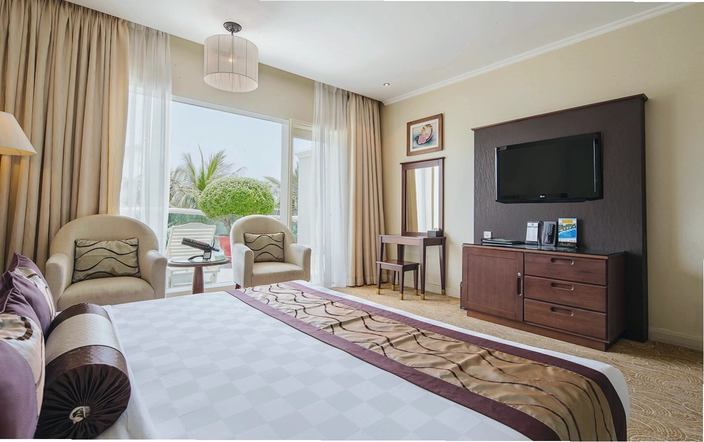 Phòng Superior Pool View tại Sea Links Beach Resort với tầm nhìn ra hồ bơi xanh mát