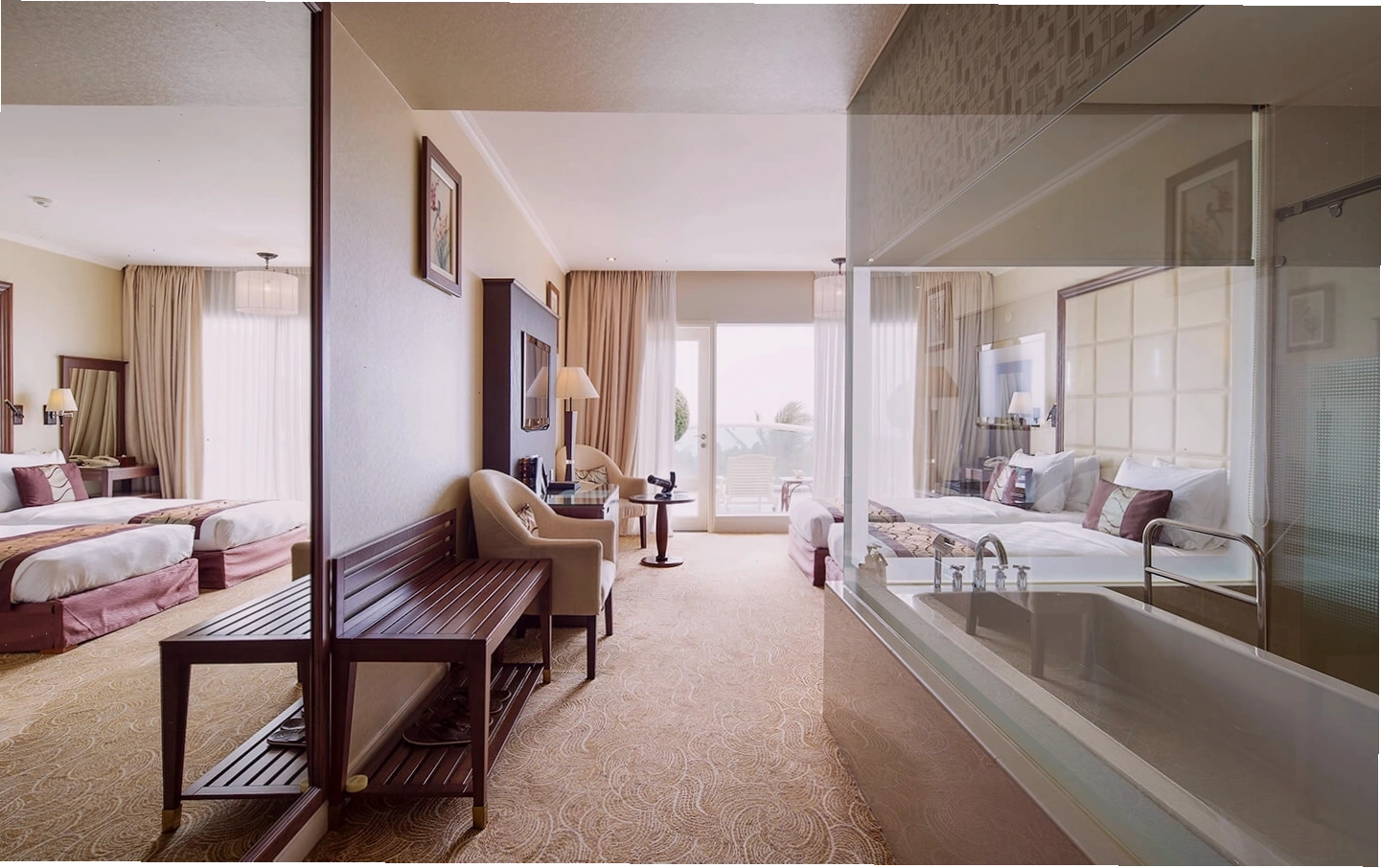 Phòng Superior Sea View tại Sea Links Beach Hotel với ban công lộng gió hướng biển