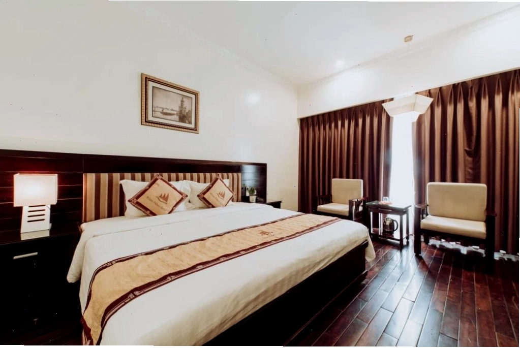 Phòng Superior thoáng đãng với giường lớn tại Khách sạn White Palace Thái Bình