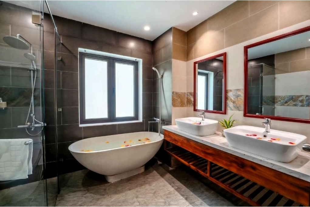 Phòng tắm tại December Hoi An Villa được bảo trì tốt