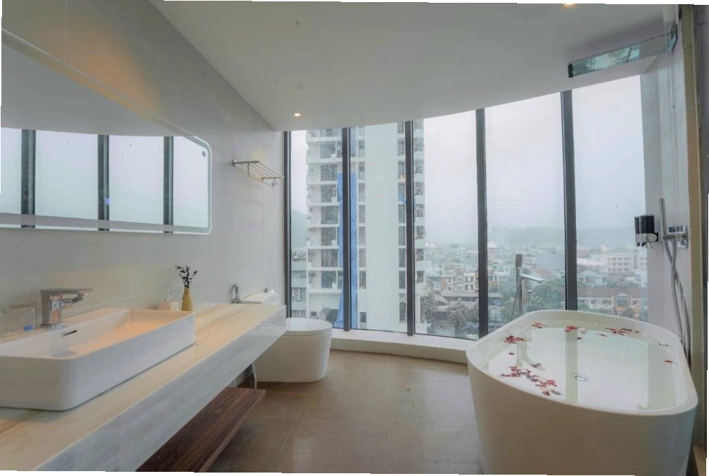 Phòng tắm tại Meria Hotel Quy Nhơn được bảo trì tốt, sạch sẽ