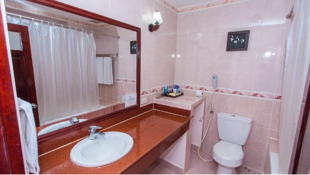 Phòng tắm tiện nghi tại bungalow của Hawaii Resort Phú Quốc