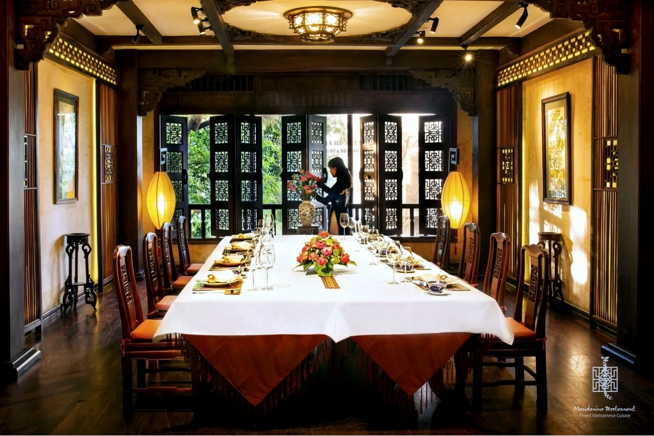 Phòng tiệc riêng tư bàn dài tại Nhà hàng Mandarine
