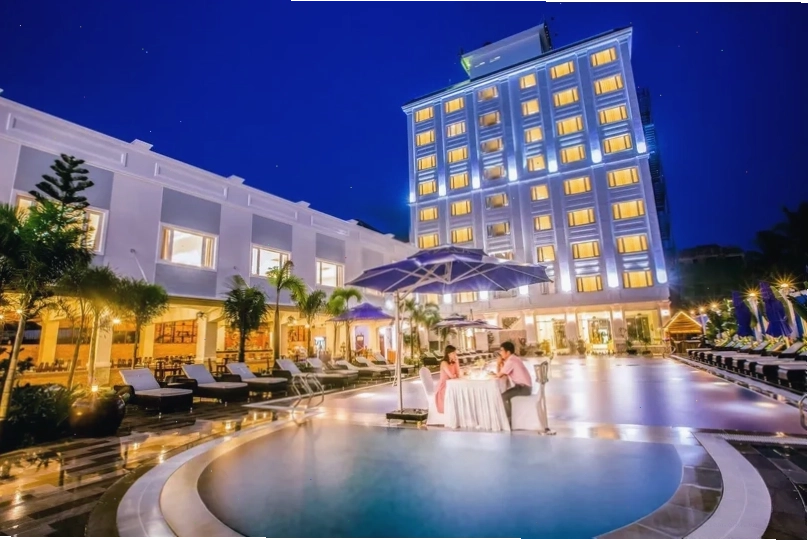 Phú Quốc Ocean Pearl Hotel nhìn từ bên ngoài với vị trí trung tâm