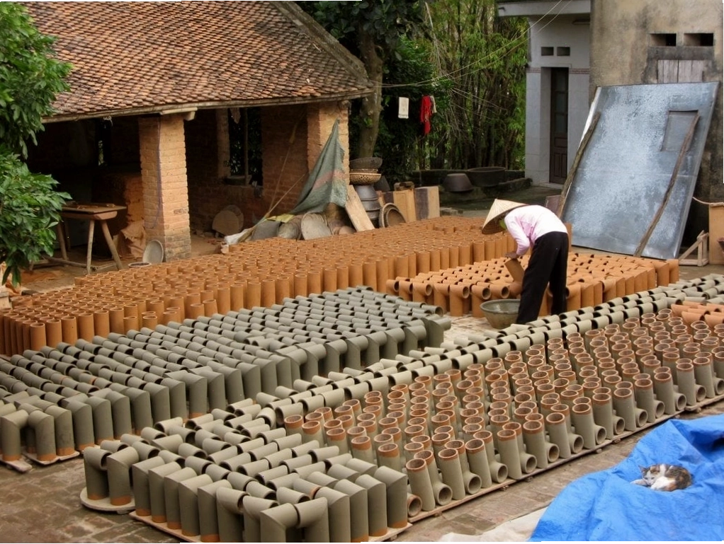 Quá trình làm gốm thủ công tại làng gốm Phù Lãng thu hút du khách