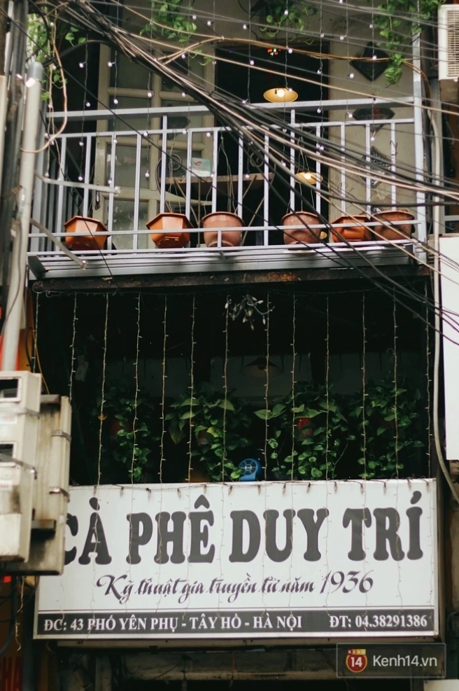 Quán cà phê Duy Trí nhìn từ bên ngoài với biển hiệu cổ điển