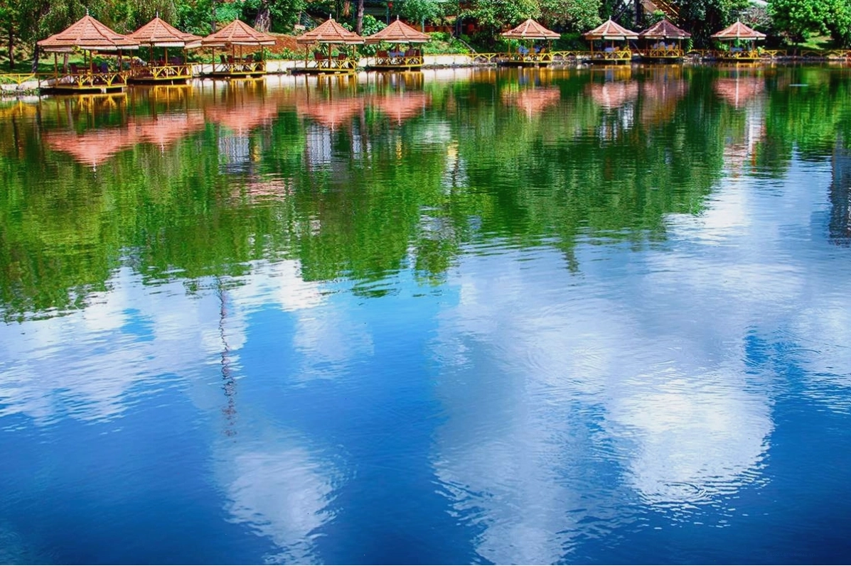 Quán cà phê Thủy Tạ với view hồ Đức An tại công viên Diên Hồng
