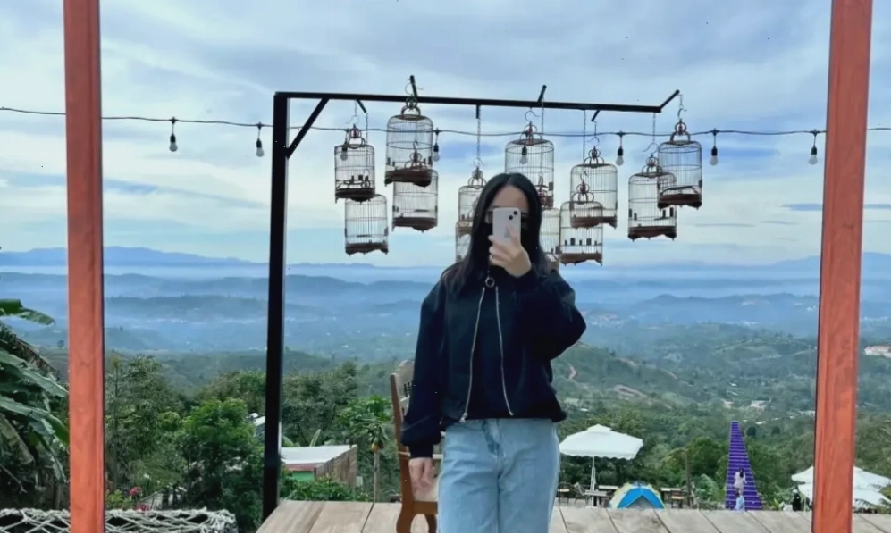 Quán cafe có gương lớn cho khách check-in