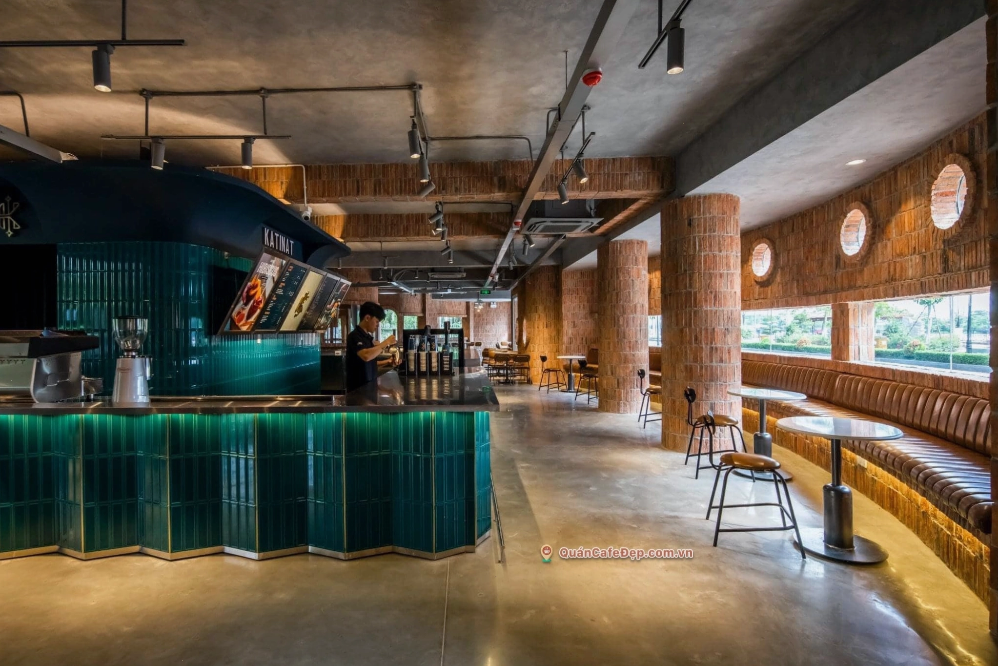 Quán cafe KATINAT với kiến trúc Châu Âu sang trọng và cửa sổ panorama lớn