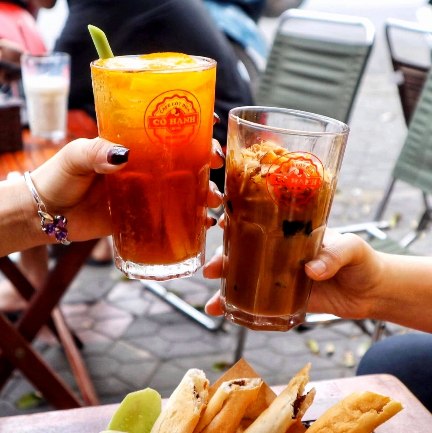 Quán cafe nhìn từ bên ngoài