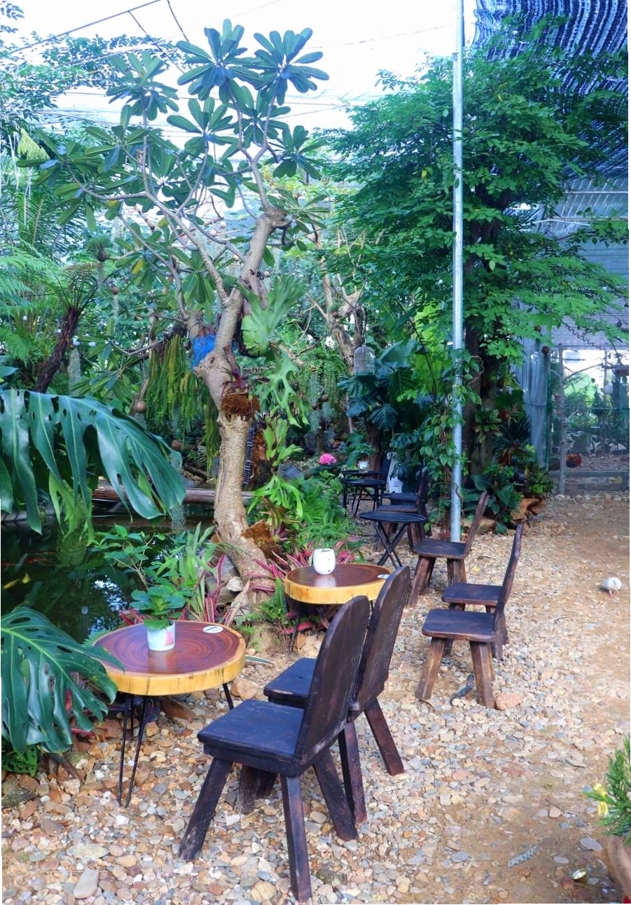 Quán cafe nhìn từ bên ngoài với bảng hiệu nổi bật