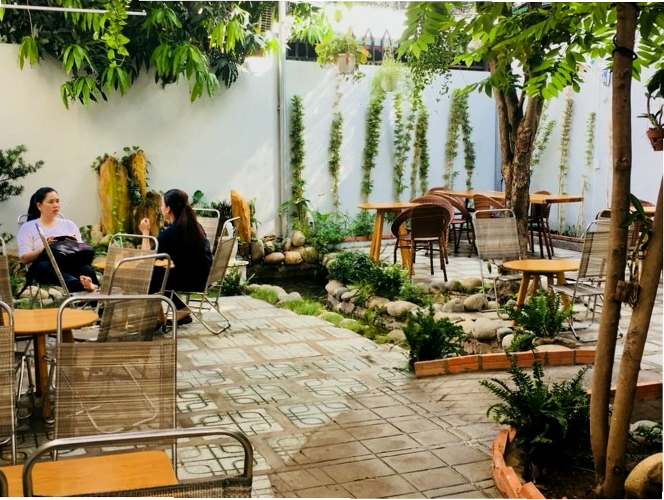 Quán cafe Nice Coffee quận 9 với không gian sân vườn xanh mát