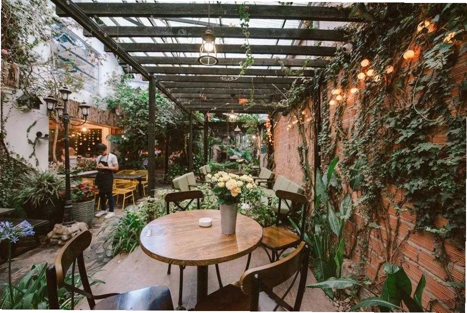 Quán cafe sân vườn phong cách vintage với đồ nội thất mộc mạc