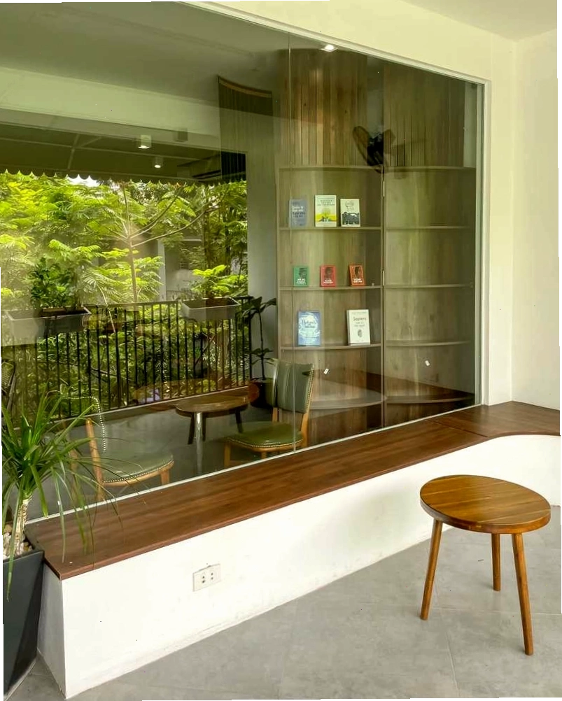Quán cafe với ánh đèn trang trí ấm áp và bàn ghế gỗ