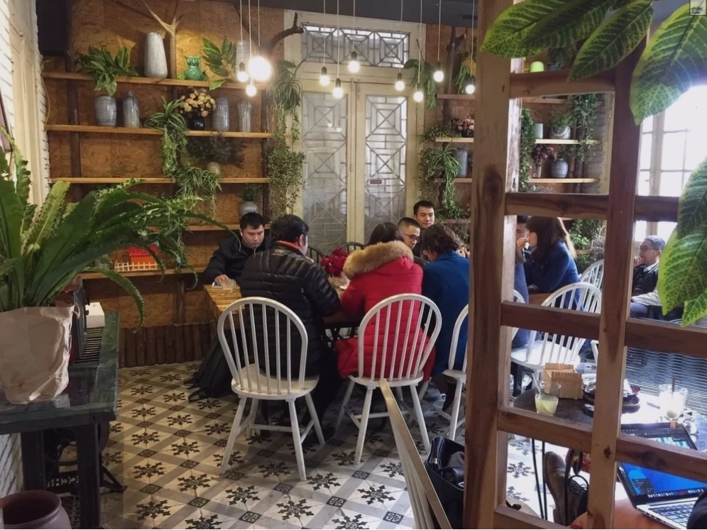 Quán cafe với ánh sáng tự nhiên chan hòa