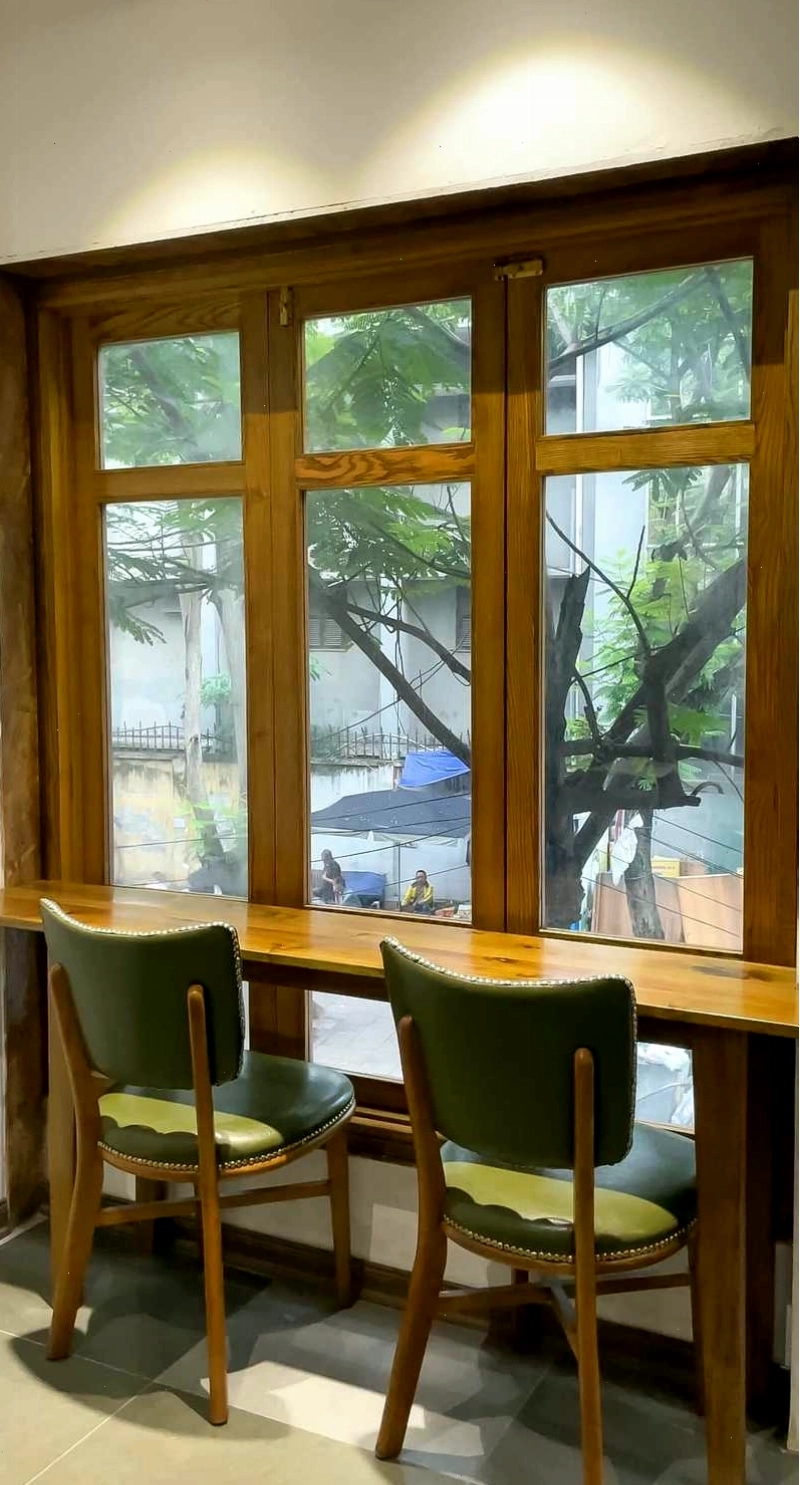 Quán cafe với không gian ấm cúng và ánh đèn vàng