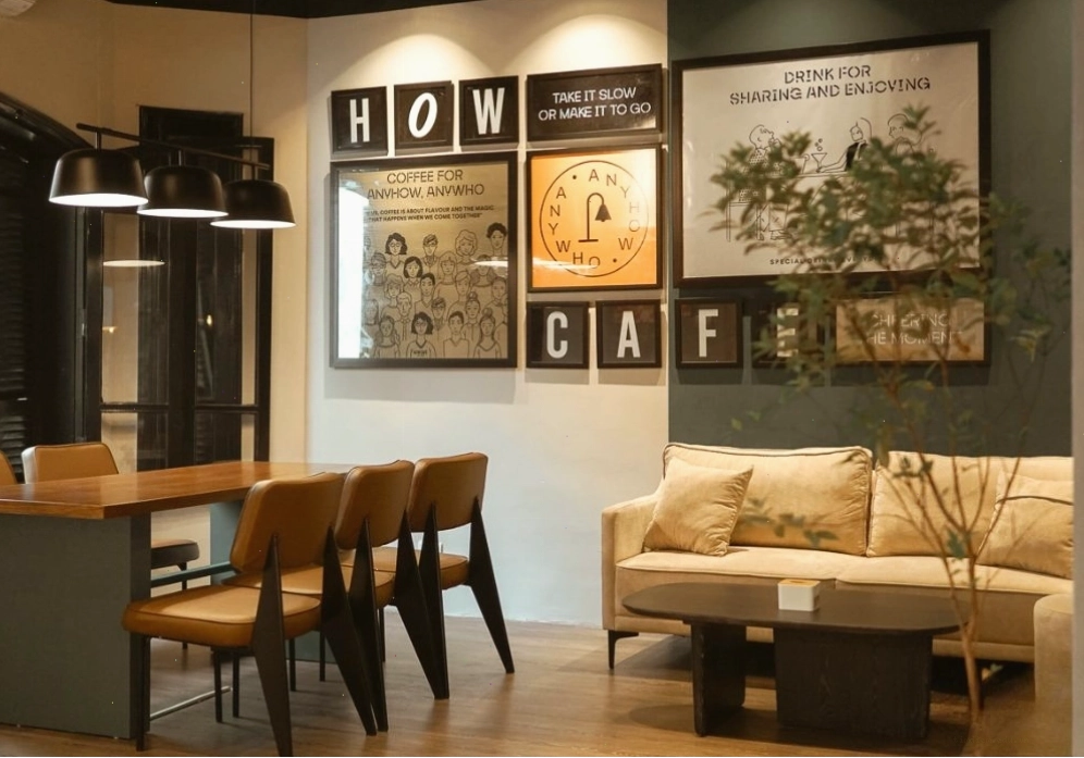 Quán cafe với tông màu nâu chủ đạo tạo cảm giác ấm cúng