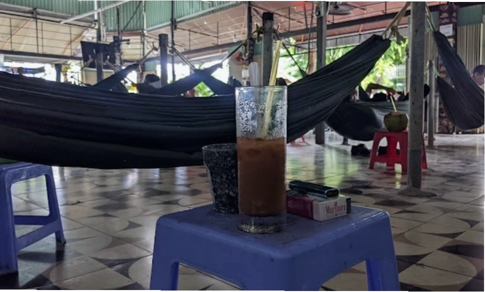 Quán cafe võng cô Thắm là nơi nghỉ trưa “ruột” của nhiều anh em Sài Gòn