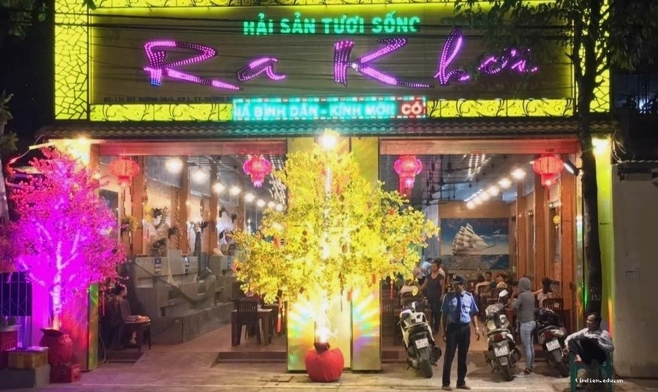 Quán hải sản Ra Khơi Phú Quốc với không gian thoáng đãng