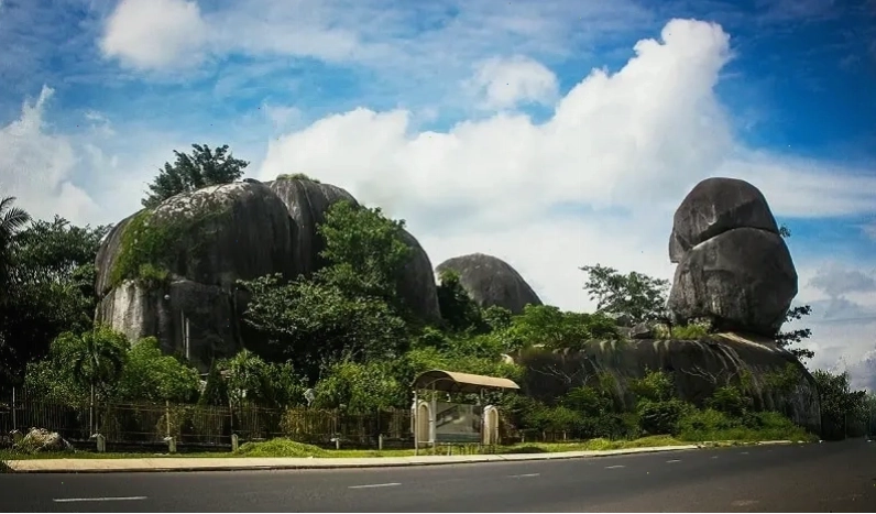 Quần thể Đá Ba Chồng kỳ vĩ