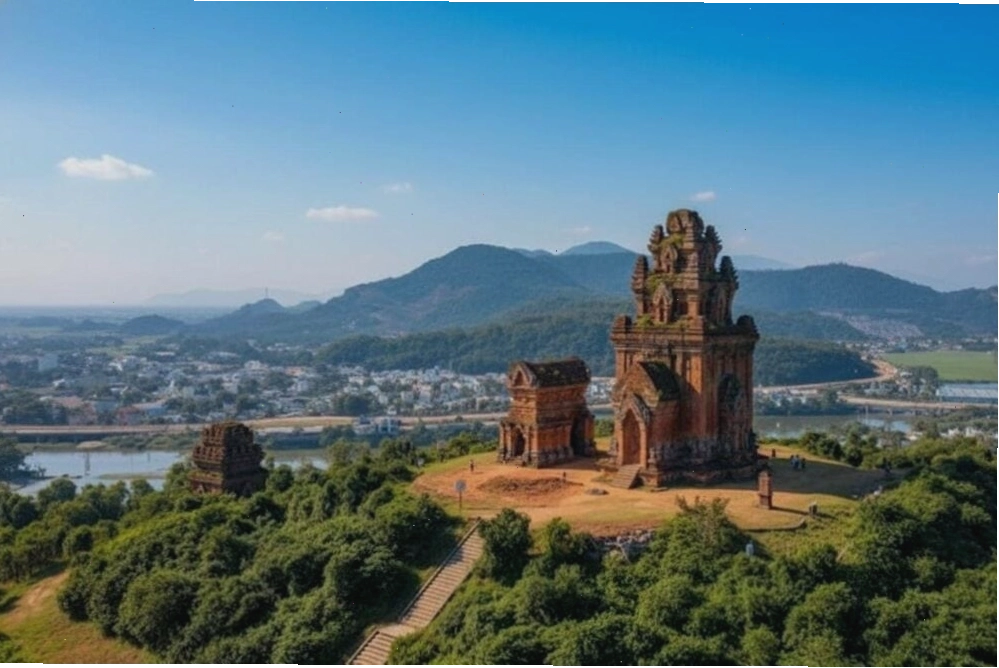 Quần thể Tháp Bánh Ít cổ kính nhìn từ xa trên ngọn đồi