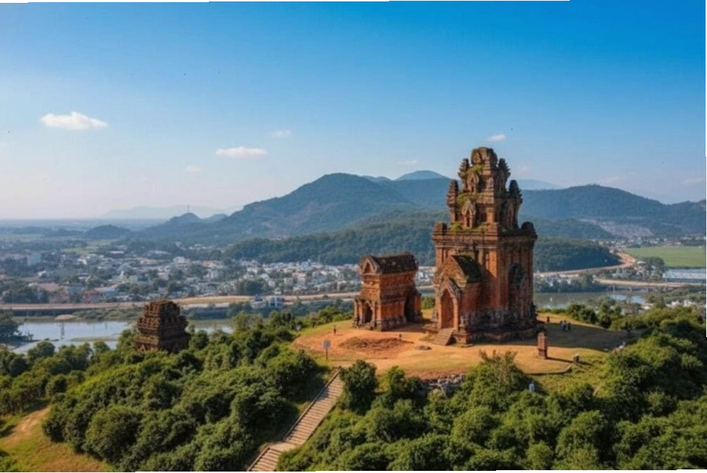 Quần thể Tháp Bánh Ít cổ kính trên đỉnh đồi cao